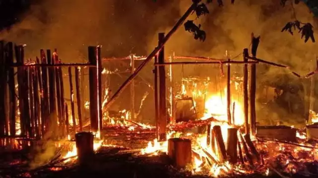 La casa fue consumida por completo por el fuego.