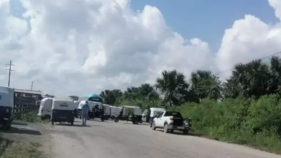 Los mototaxistas del puerto de Chiquilá bloquearon el acceso a la comunidad para impedir el paso de autobuses turísticos