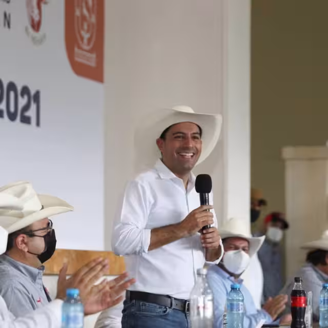 Mauricio Vila encabezó la premiación y recorrido por la XV Exposición Nacional Brangus Rojo