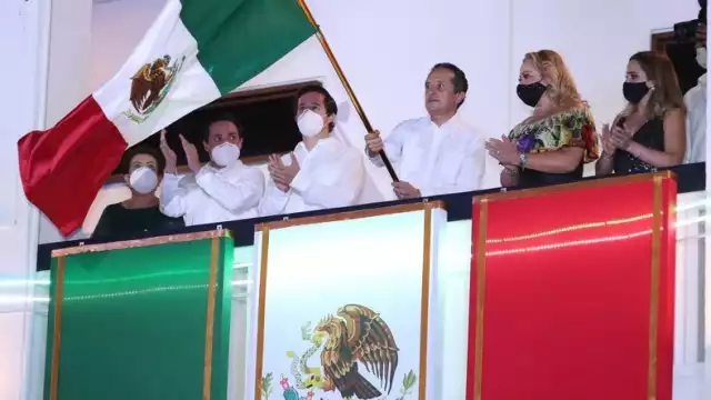 El gobernador dio el “¡Viva México!” frente a 500 invitados y bloqueó el paso a la ciudadanía