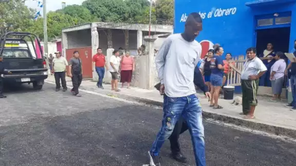 Uno de los implicados fue detenido con dinero que robó de la tienda, por lo que fue enviado a la SSP Uno de los implicados fue detenido con dinero que robó de la tienda, por lo que fue enviado a la SSP
