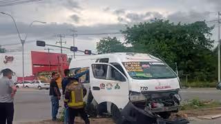 Choque entre combi y camioneta deja pasajeros lesionados en Cancún
