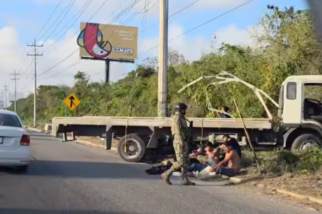 El camión perdió el control, brincó el camellón y terminó fuera de la carretera.