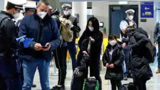 Viajeros llegan al aeropuerto de Frankfurt, en Alemania