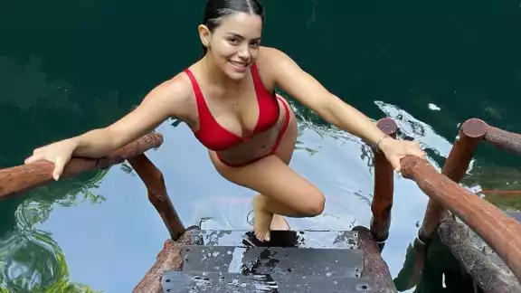 La actriz compartió una foto donde se ve en una escalinata en un cenote, el cua La actriz compartió una foto donde se ve en una escalinata en un cenote, el cua