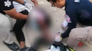 El herido de gravedad fue atendido por los paramédicos en el lugar de los hechos