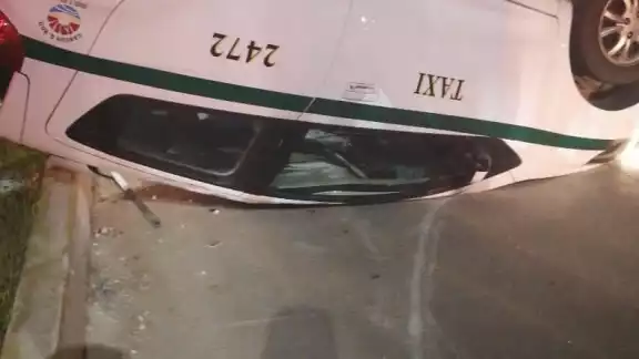 Algunos conductores que pasaban fueron quienes lo ayudaron a salir del auto y dieron aviso al número de emergencias 911