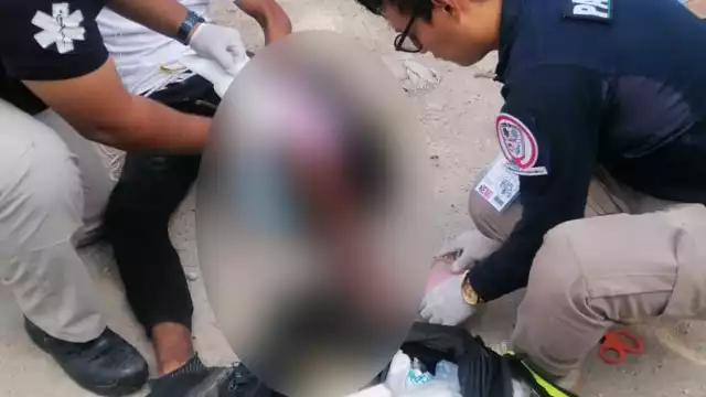 El herido de gravedad fue atendido por los paramédicos en el lugar de los hechos
