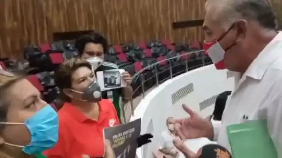 Las activistas rodearon al diputado a quien le cuestionaron sobre las consecuencias de su iniciativa