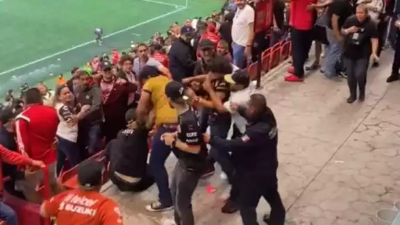 Tras la victoria del Club Pumas sobre Xolos, algunos de sus fans protagonizan brutal golpiza en las gradas del Club Tijuana Tras la victoria del Club Pumas sobre Xolos, algunos de sus fans protagonizan brutal golpiza en las gradas del Club Tijuana