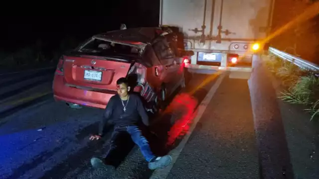 Al lugar llegó personal del Servicio Médico Forense (SEMEFO) que levantó el cuerpo del conductor del automóvil