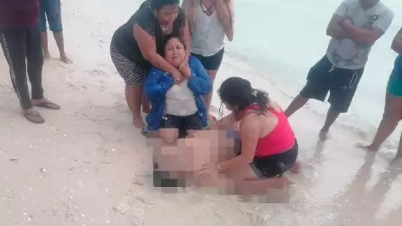 A Carlos lograron sacarlo a la orilla, pero no resistió. A Carlos lograron sacarlo a la orilla, pero no resistió.