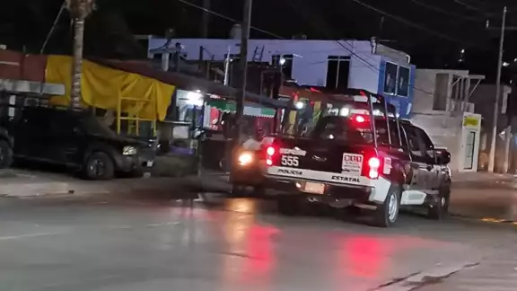 A bordo de la patrulla se encontraban más elementos quienes pidieron que los dejaran ir