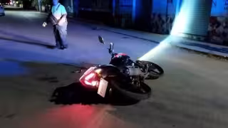 La mujer fue transferida al hospital integral tras caer de su motocicleta