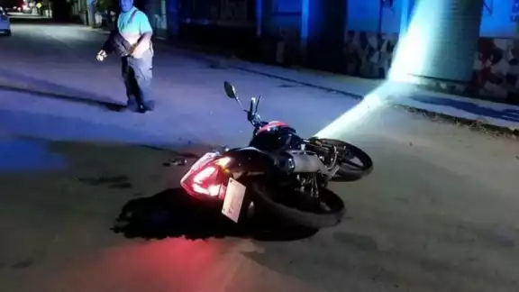 La mujer fue transferida al hospital integral tras caer de su motocicleta La mujer fue transferida al hospital integral tras caer de su motocicleta