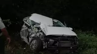 Choque entre un autobús y coche deja dos lesionados en José María Morelos