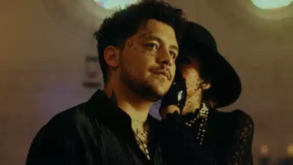“Aguardiente” de Christian Nodal, su nueva canción en la que habla de un romance
