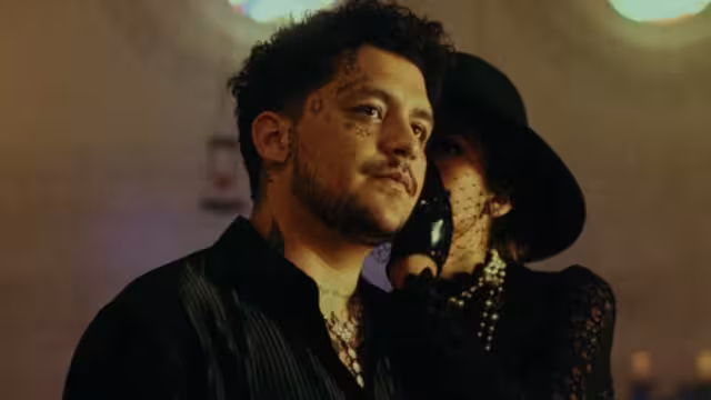 “Aguardiente” de Christian Nodal, su nueva canción en la que habla de un romance