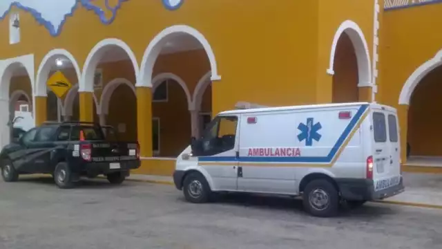 El joven fue trasladado al hospital de Motul en una ambulancia