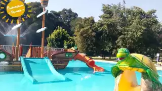 Un total de 15 niños cayeron de una altura de 10 metros en un parque acuático en Indonesia cuando un tobogán sufrió una falla