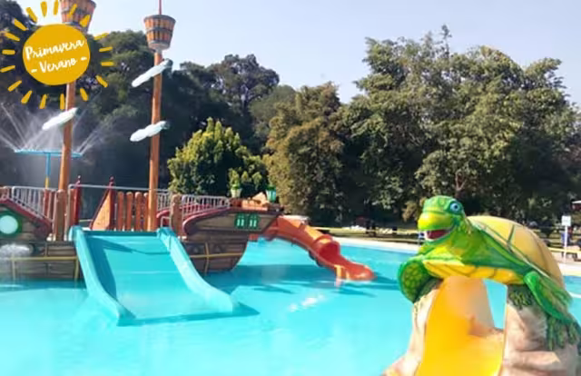 Un total de 15 niños cayeron de una altura de 10 metros en un parque acuático en Indonesia cuando un tobogán sufrió una falla