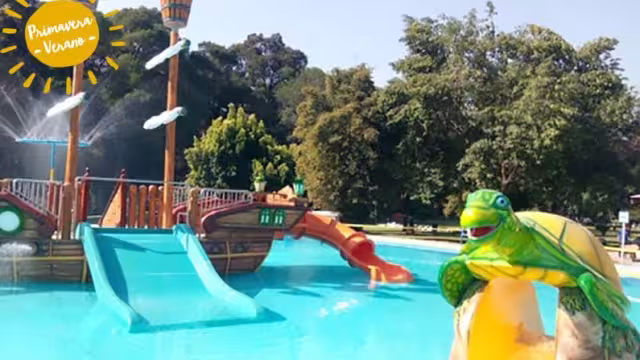 Un total de 15 niños cayeron de una altura de 10 metros en un parque acuático en Indonesia cuando un tobogán sufrió una falla