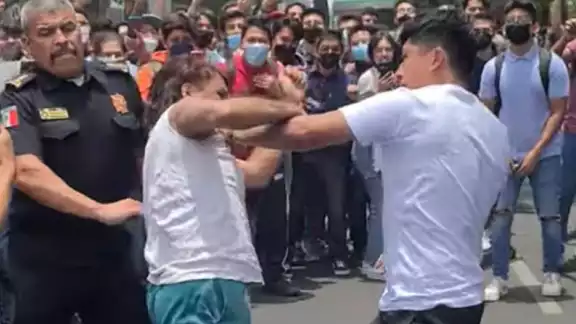 Un alumno y maestro del IPN se pelearon afuera de las instalaciones de la ESIME; por haber recibido malas reseñas