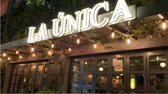 La víctima fue llevada a un hospital cercano, mientras que el agresor escapó a bordo de una motocicleta La víctima fue llevada a un hospital cercano, mientras que el agresor escapó a bordo de una motocicleta