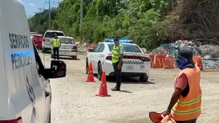 Personal especializado se hizo cargo de realizar el procesamiento de la escena del crimen para después trasladar el cuerpo a la morgue en calidad de desconocido