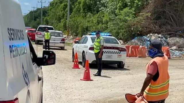 Personal especializado se hizo cargo de realizar el procesamiento de la escena del crimen para después trasladar el cuerpo a la morgue en calidad de desconocido