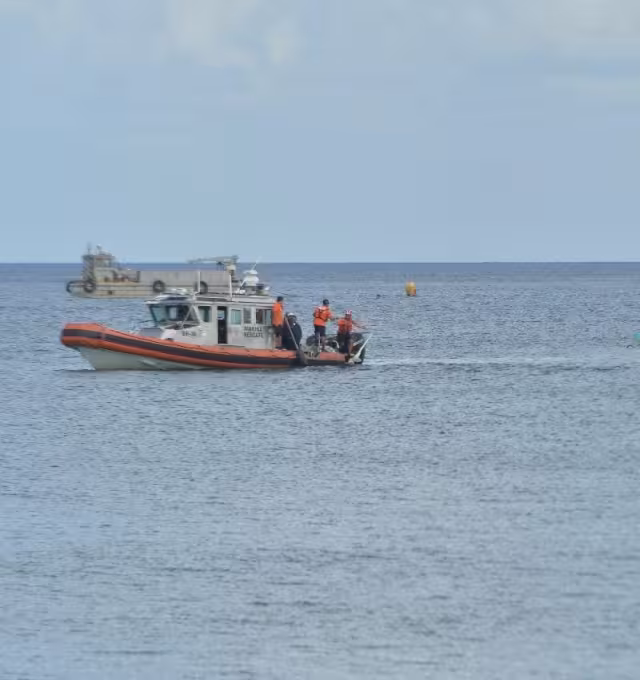 Los navales iniciaron la búsqueda a la par con otras embarcaciones particulares