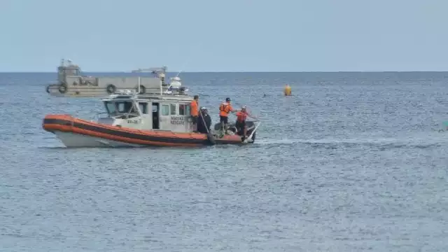 Los navales iniciaron la búsqueda a la par con otras embarcaciones particulares