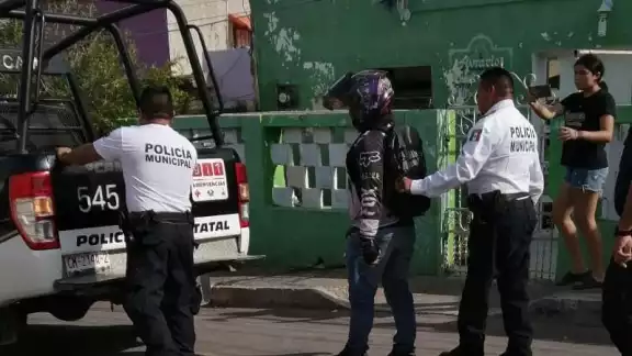 El hombre, colombiano, fue acusado de agredir a una mujer; los vecinos auxiliaron a la víctima El hombre, colombiano, fue acusado de agredir a una mujer; los vecinos auxiliaron a la víctima