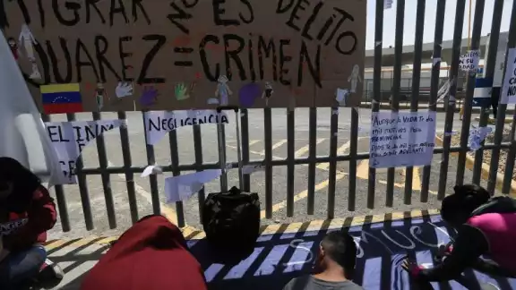 Los cadáveres son llevados en una camioneta Urvan de una empresa particular, y escoltada por una patrulla de la Guardia Nacional (GN) y un vehículo de Migración