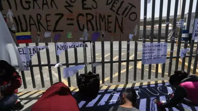 Los cadáveres son llevados en una camioneta Urvan de una empresa particular, y escoltada por una patrulla de la Guardia Nacional (GN) y un vehículo de Migración