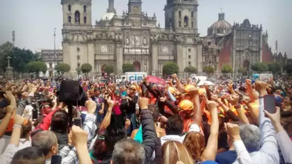 En el Zócalo y desde sus hogares, los mexicanos se unieron en un minuto de silencio y levantando el puño para decir que recordamos a los caídos En el Zócalo y desde sus hogares, los mexicanos se unieron en un minuto de silencio y levantando el puño para decir que recordamos a los caídos