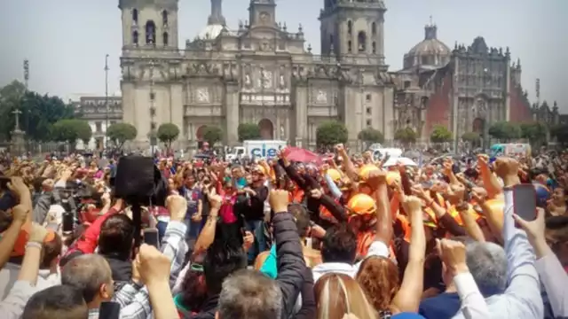En el Zócalo y desde sus hogares, los mexicanos se unieron en un minuto de silencio y levantando el puño para decir que recordamos a los caídos