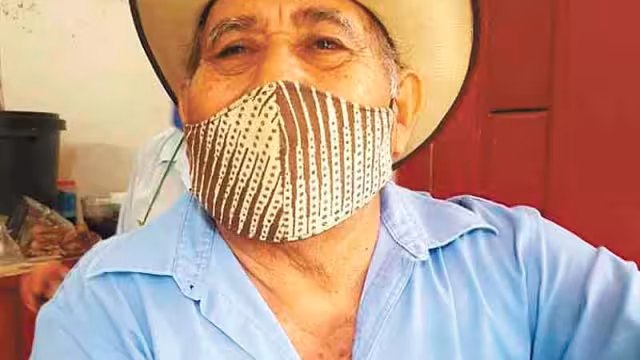 "En realidad yo no sé para que nos sirve el cambio de horario
ni donde se ahorra”, dijo Juan Bautista. Foto: Ramón Reyna Fernández.