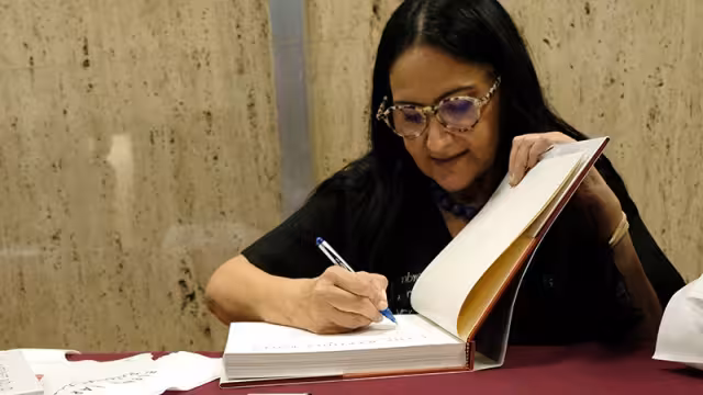 A través de los puntos de vista de Hernán Lara Zavala, Aída Espinosa y Lucy Lara, se expone el trabajo de Elena Bolio