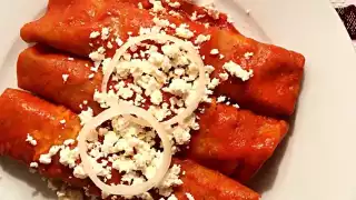 Pese a ser un platillo presente en todo el país, cada estado tiene su propia variante de las deliciosas enchiladas