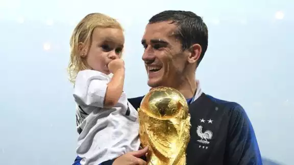 Griezmann se convierte en padre por tercera ocasión; todos sus hijos nacieron el mismo día Griezmann se convierte en padre por tercera ocasión; todos sus hijos nacieron el mismo día