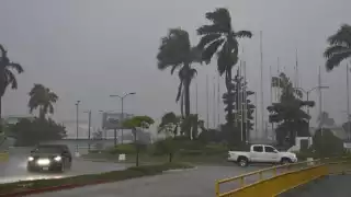 Antes de mediodía, el fenómeno se encontraba muy cerca de la barrera de arrecifes de ese país.