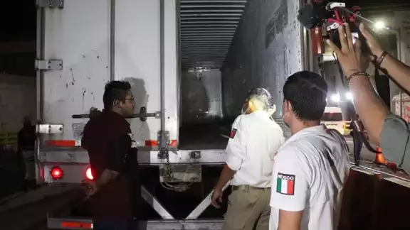 Encuentran a 19 migrantes hacinados en una camioneta en Nuevo León Encuentran a 19 migrantes hacinados en una camioneta en Nuevo León