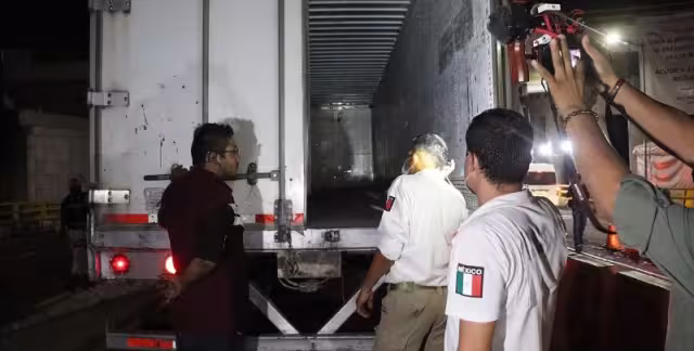 Encuentran a 19 migrantes hacinados en una camioneta en Nuevo León