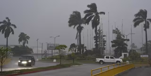 Antes de mediodía, el fenómeno se encontraba muy cerca de la barrera de arrecifes de ese país.