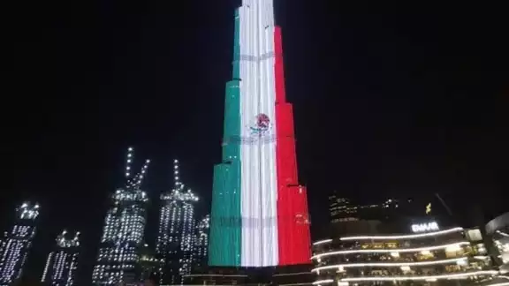 El edificio más alto del mundo, en Dubai, se iluminó con la bandera de México con motivo del festejo 110 de su independencia. El edificio más alto del mundo, en Dubai, se iluminó con la bandera de México con motivo del festejo 110 de su independencia.