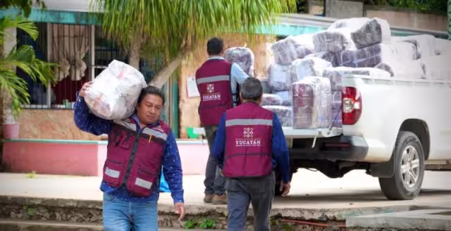 Entregan más de 10 mil chamarras escolares a estudiantes de 17 municipios de Yucatán