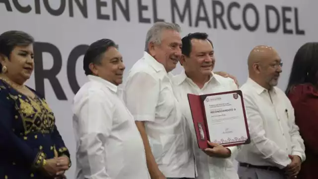 Joaquín Díaz Mena resaltó que el magisterio es el cambio profundo para Yucatán