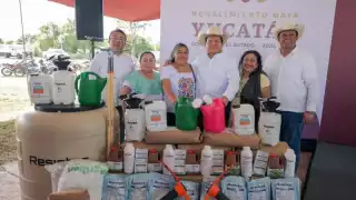 Entregan recursos por más de 5 mdp en siete municipios de Yucatán para caminos rurales y huertos de traspatio