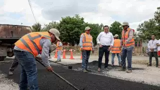 Joaquín Díaz Mena supervisa obras de bacheo en el Sur de Mérida